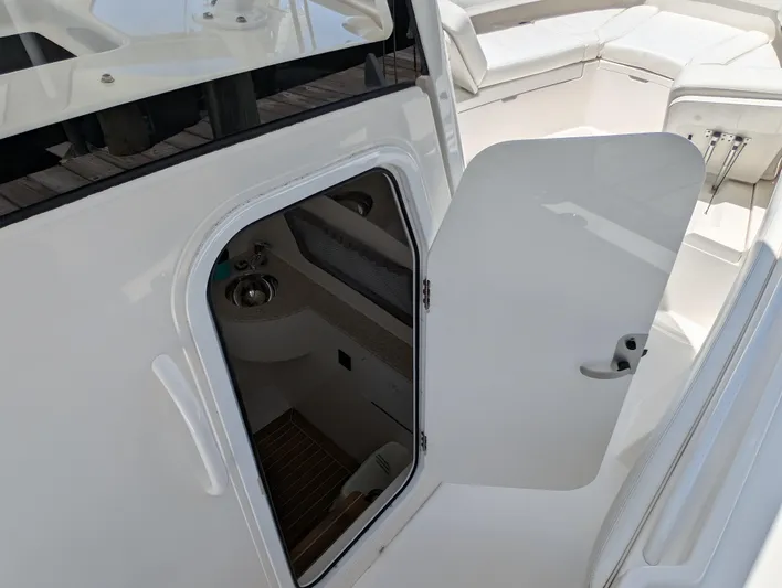  Yacht Photos Pics REGULATOR 28 SIDE HEAD ENTRY