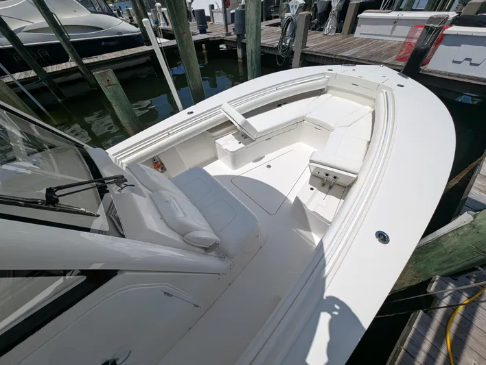  Yacht Photos Pics REGULATOR 28 BOW VIEW