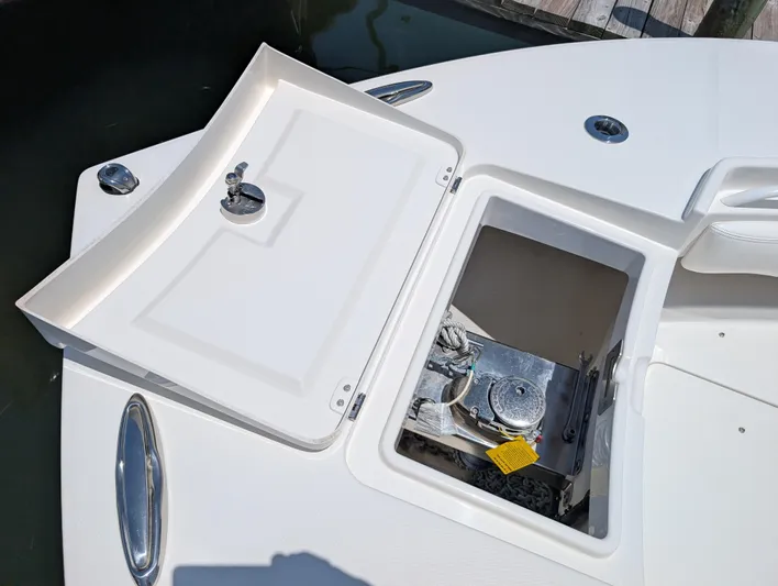  Yacht Photos Pics REGULATOR 28 WINDLASS