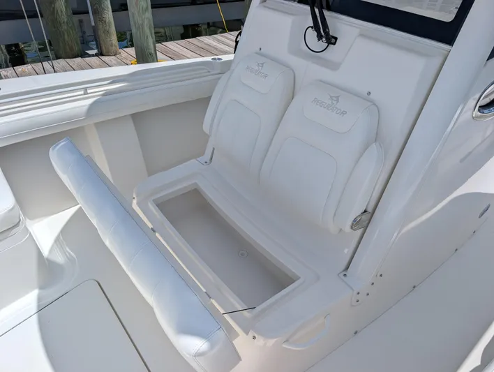  Yacht Photos Pics REGULATOR 28 FORWARD SEATING COOLER