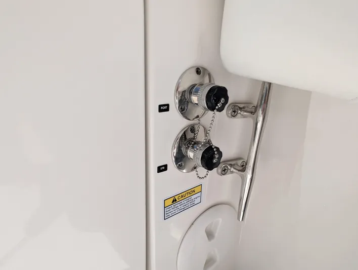  Yacht Photos Pics REGULATOR 28 COCKPIT FRESH WATER ENGINE FLUSH