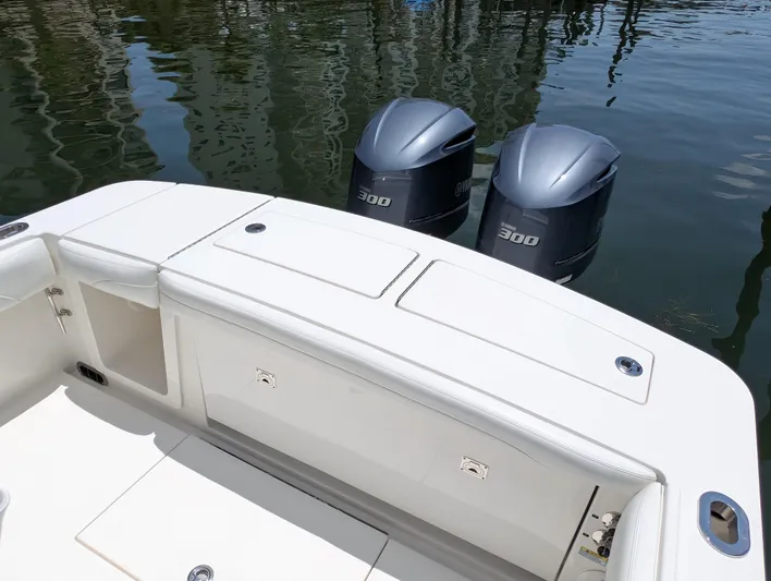  Yacht Photos Pics REGULATOR 28 TRANSOM VIEW