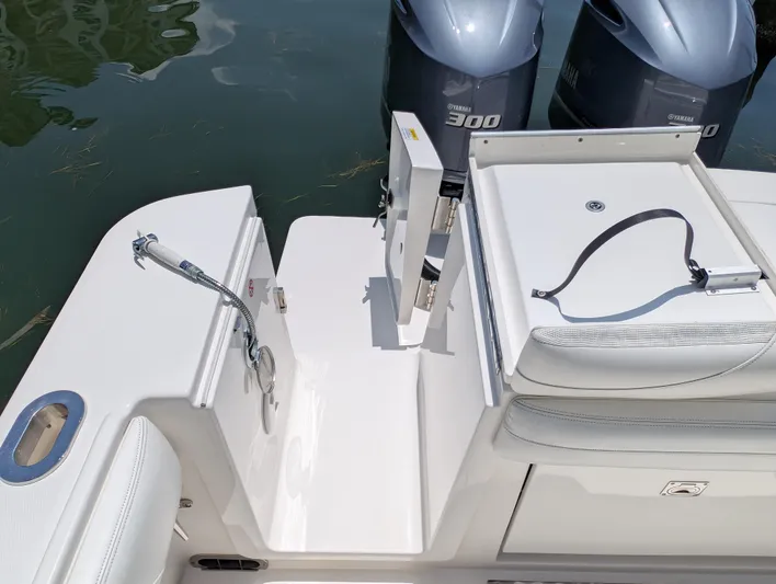  Yacht Photos Pics REGULATOR 28 WALK THRU TRANSOM DOOR