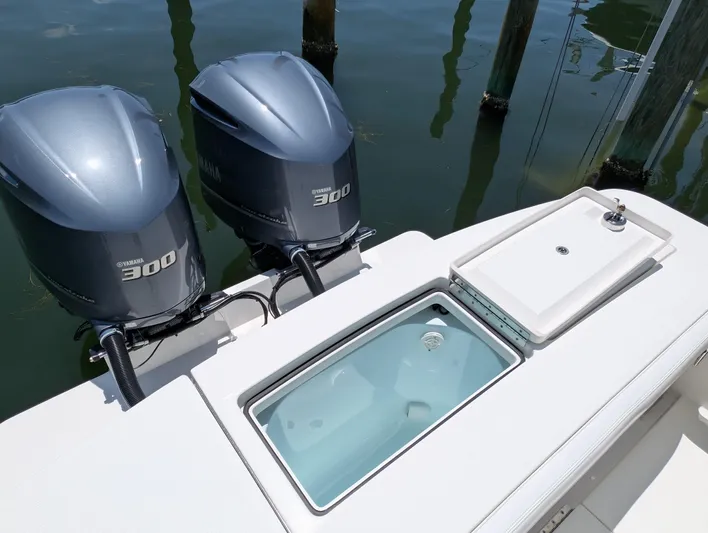  Yacht Photos Pics REGULATOR 28 LIVEWELL