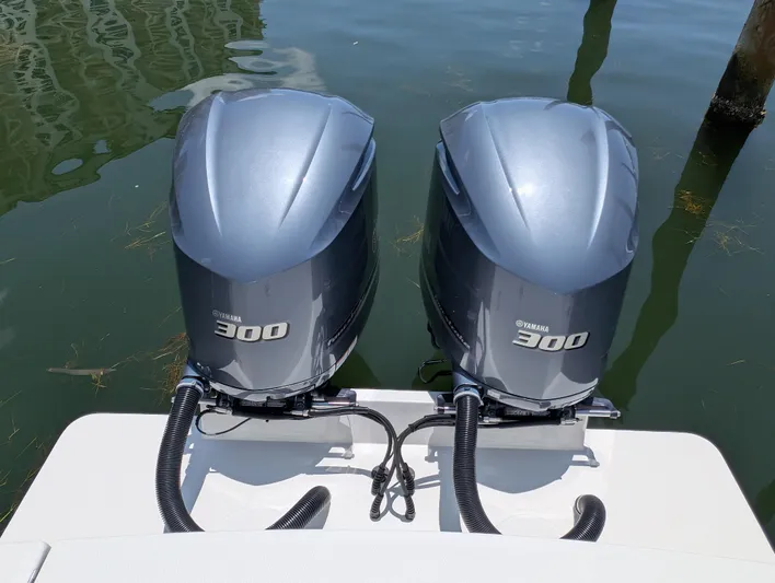  Yacht Photos Pics REGULATOR 28 - TWIN YAMAHA 300'S