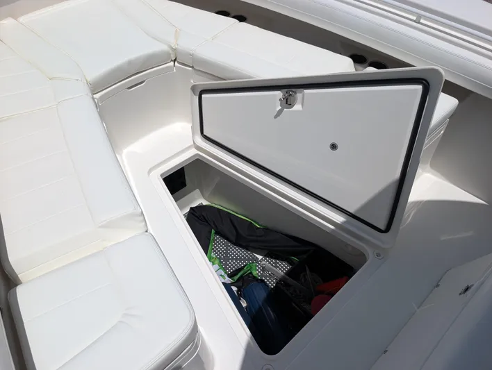  Yacht Photos Pics REGULATOR 28 FISH BOX