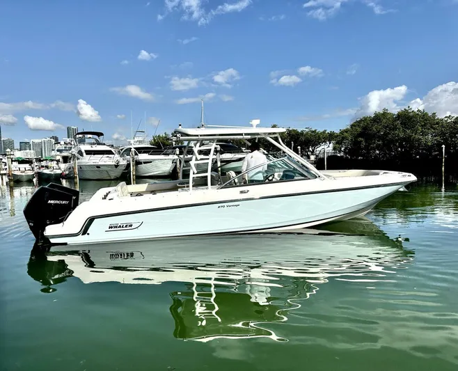  Yacht Photos Pics 2019 Boston Whaler 270 Vantage - Image 2