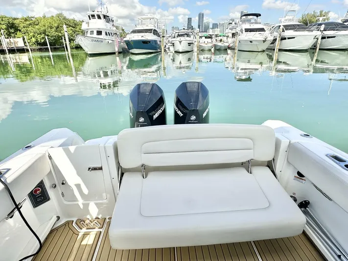  Yacht Photos Pics 2019 Boston Whaler 270 Vantage - Image 3