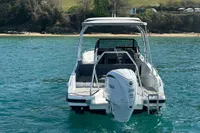 Quarken 27 T-Top 2022 boat with Yamaha engine on clear blue water.