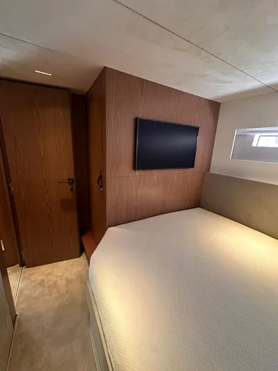  Yacht Photos Pics Luxurious bedroom interior of 2025 Evo Yachts R6+, featuring modern design and wall-mounted TV.