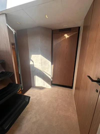  Yacht Photos Pics Interior of 2025 Evo Yachts R6+, featuring modern wood paneling and sleek design.