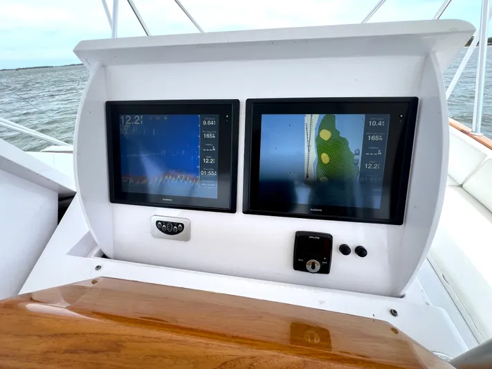 Pre Sail Yacht Photos Pics Dual navigation screens on a 2000 Blackwell Carolina Custom boat.