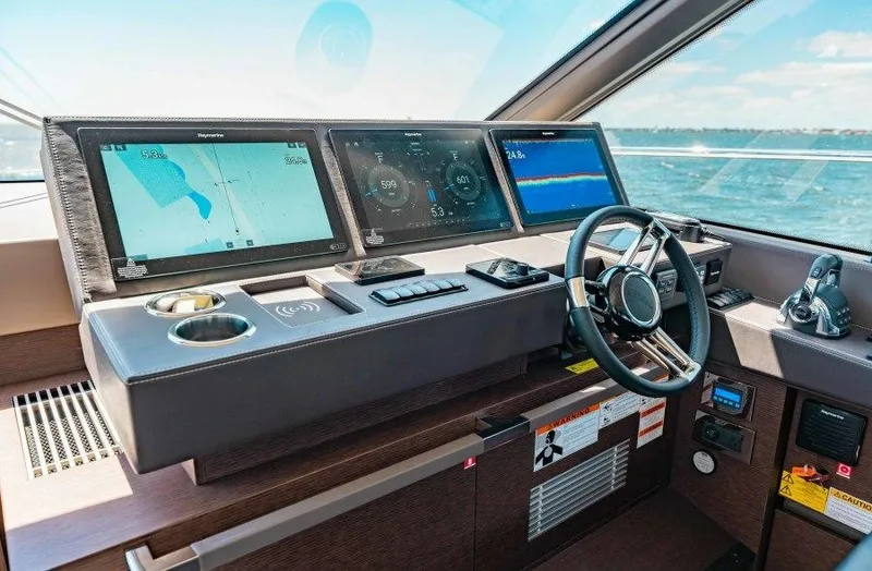 Sunspace Yacht Photos Pics Lower Helm / Electronics