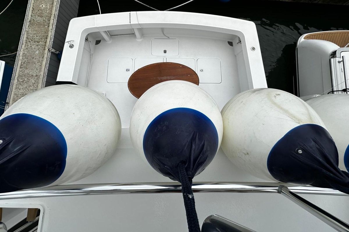 2003 Viking 52 
