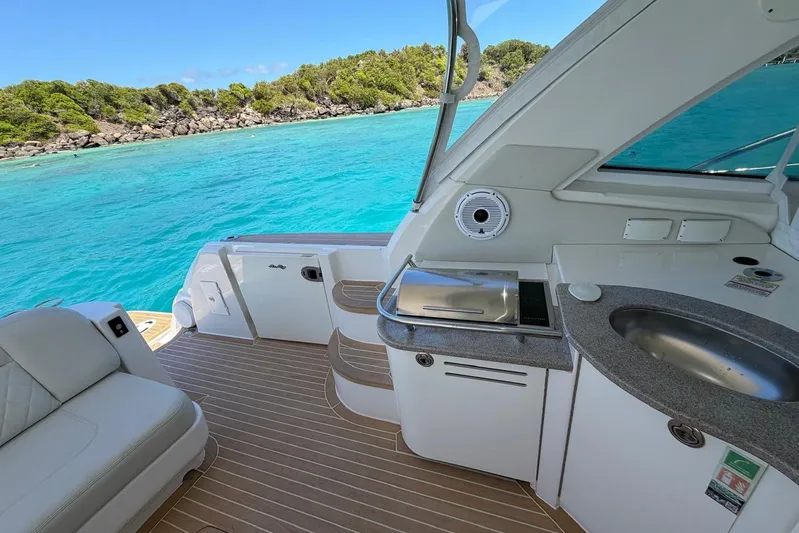  Yacht Photos Pics Luxurious 2006 Sea Ray 480 Sundancer yacht interior with stunning ocean view.