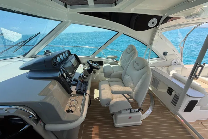  Yacht Photos Pics 2006 Sea Ray 480 Sundancer helm with luxurious seating and ocean view.