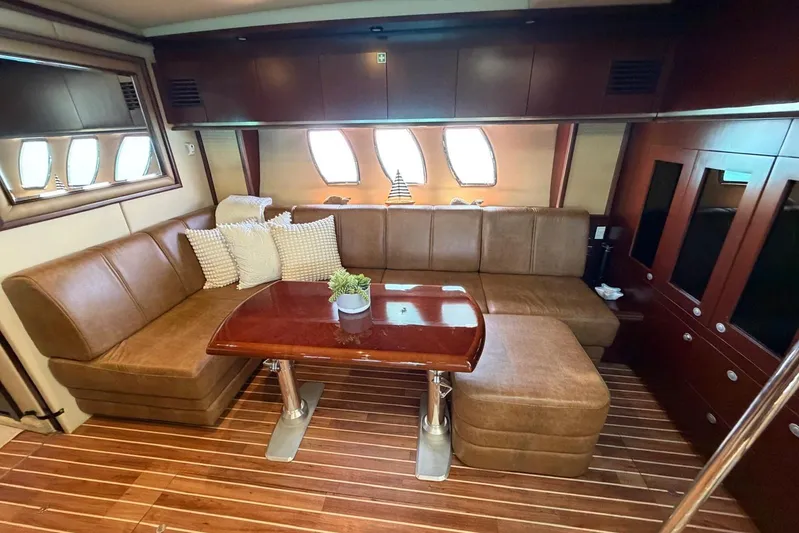  Yacht Photos Pics Luxurious 2006 Sea Ray 480 Sundancer yacht interior with plush seating and elegant wood finishes.