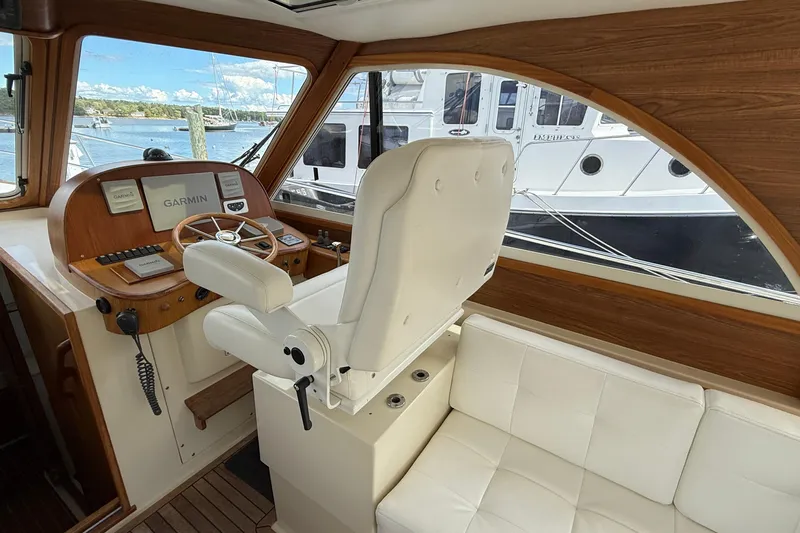 Tova Yacht Photos Pics Interior of 2007 Legacy Yachts 32 Sedan with helm and seating area.