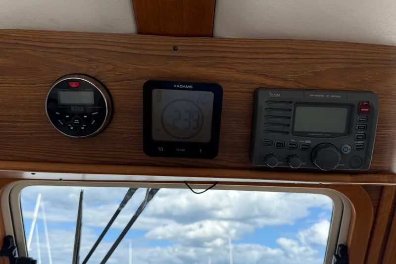 Tova Yacht Photos Pics 2007 Legacy Yachts 32 Sedan dashboard with marine electronics and navigation instruments.