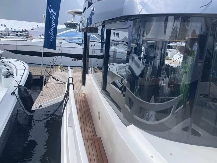 Mojo Yacht Photos Pics 