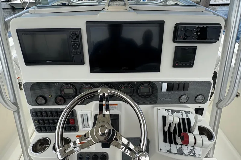 5 O'clock Somewhere Yacht Photos Pics 2007 Hydra-Sports Vector 3300 CC dashboard with navigation and control systems.