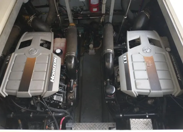 Cdog Yacht Photos Pics Engines of a 2001 Sea Ray 380 Sundancer boat, featuring Horizon 8.1 motors.