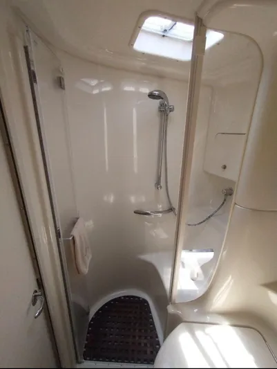 Cdog Yacht Photos Pics 2001 Sea Ray 380 Sundancer bathroom with shower and skylight.