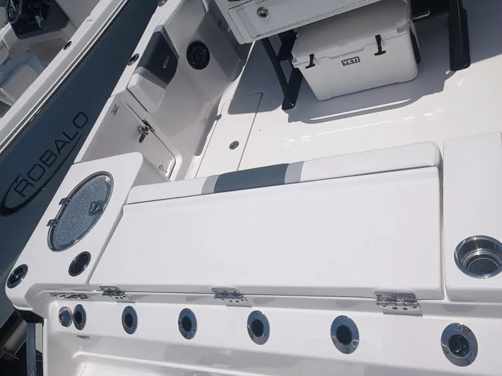 250-132 Yacht Photos Pics 2024 Robalo R250 Center Console boat interior with seating and storage features.