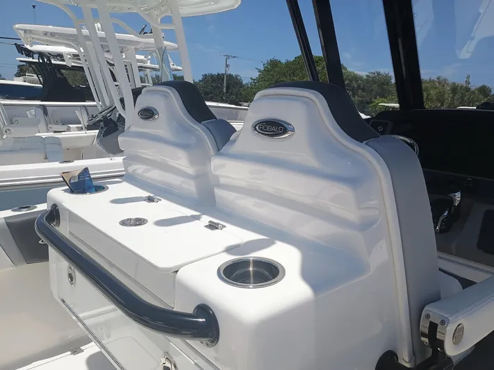 250-132 Yacht Photos Pics 2024 Robalo R250 Center Console boat interior with dual seats and cup holders.