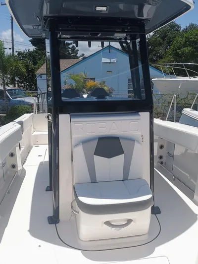250-132 Yacht Photos Pics 2024 Robalo R250 Center Console boat interior with seating and console.
