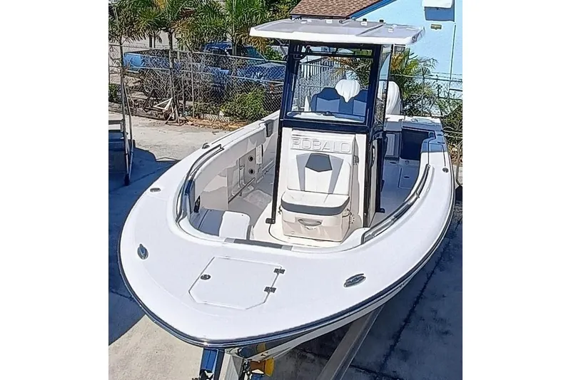 250-132 Yacht Photos Pics 2024 Robalo R250 Center Console boat with sleek design and spacious deck.