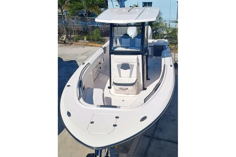 250-132 Yacht Photos Pics 2024 Robalo R250 Center Console boat with sleek design, docked outdoors.