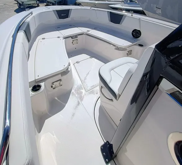 250-132 Yacht Photos Pics 2024 Robalo R250 Center Console boat interior with seating and storage compartments.