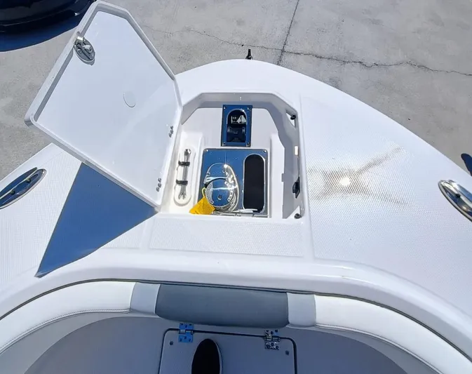 250-132 Yacht Photos Pics 2024 Robalo R250 Center Console boat with open storage compartment on deck.
