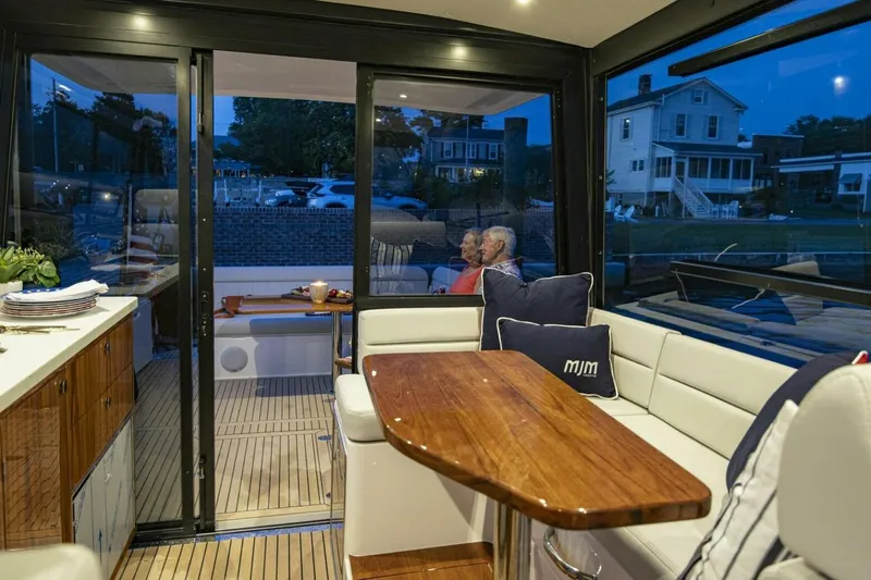  Yacht Photos Pics MJM 42 2025 - Salon