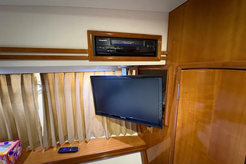  Yacht Photos Pics Interior of 2002 Carver 506 Motor Yacht with TV and entertainment system.