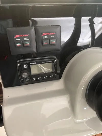 Demo Diamond Yacht Photos Pics Control panel of a 2017 Boston Whaler 420 Outrage with Mercury and Fusion systems.