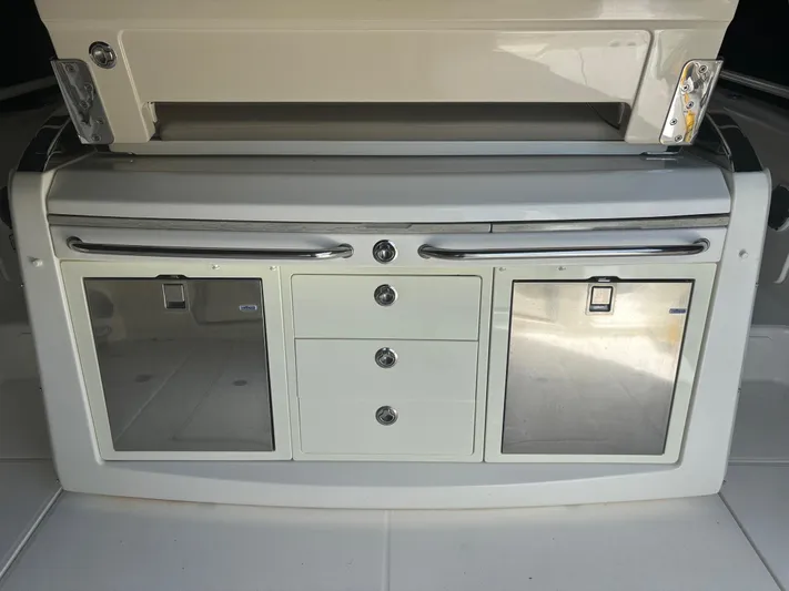 Demo Diamond Yacht Photos Pics 2017 Boston Whaler 420 Outrage boat interior with storage compartments and drawers.