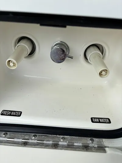 Demo Diamond Yacht Photos Pics Boston Whaler 420 Outrage 2017 water connections labeled fresh and raw.