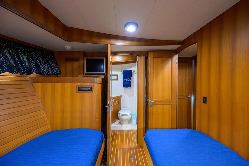 Bandol Yacht Photos Pics Luxurious Marlow 78E 2006 yacht cabin with twin beds and ensuite bathroom.