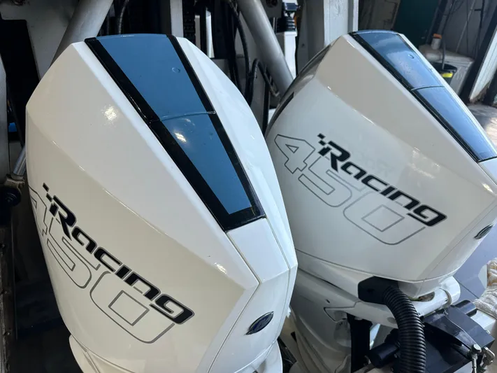  Yacht Photos Pics Twin Cobalt R33 2022 outboard engines with "Racing 450" branding.