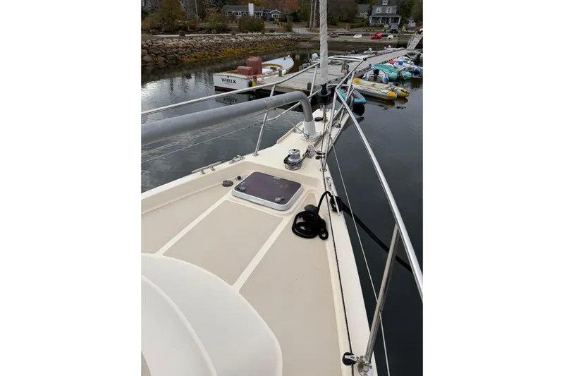  Yacht Photos Pics 2008 Island Packet SP Cruiser sailboat deck view at marina.