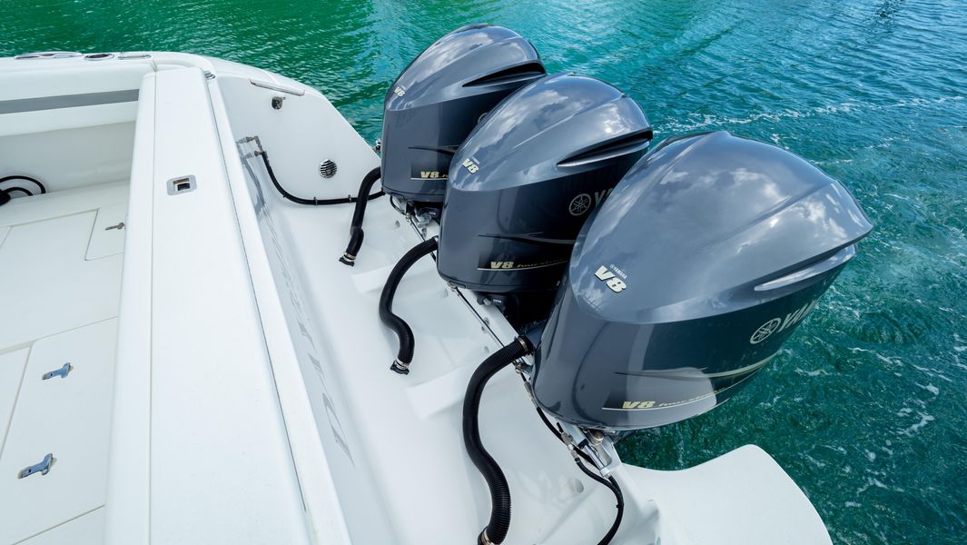 2018 Intrepid 430 Sport Yacht