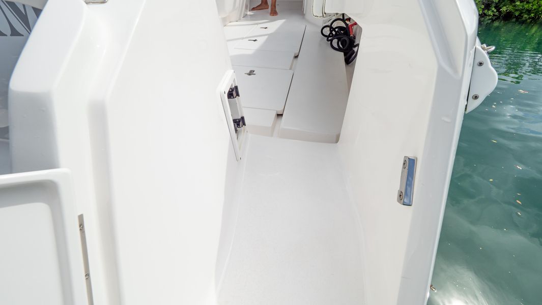 2018 Intrepid 430 Sport Yacht