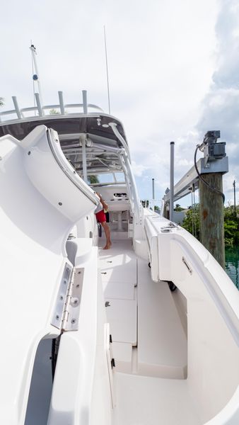 2018 Intrepid 430 Sport Yacht