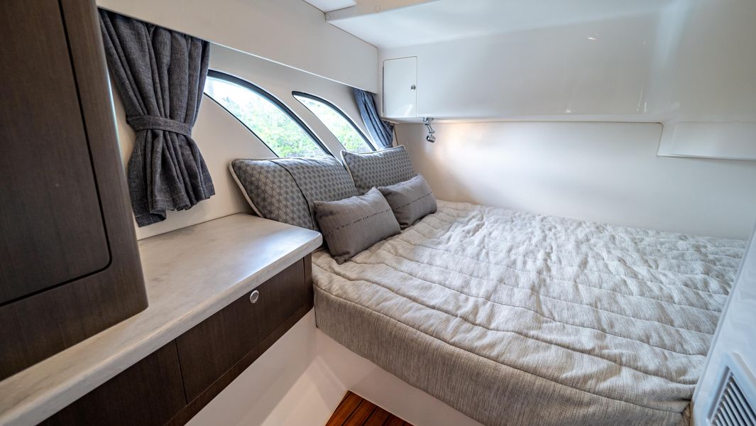2018 Intrepid 430 Sport Yacht