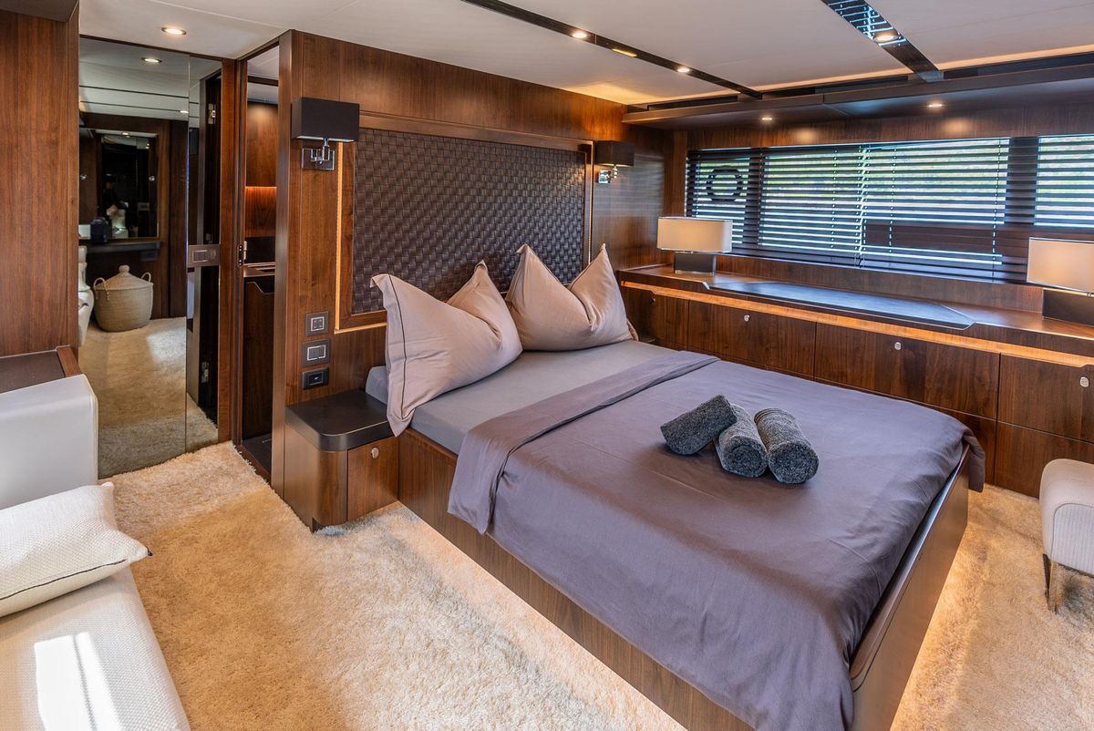 2019 Fairline 66 