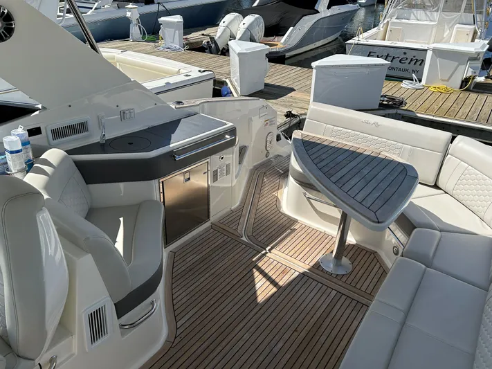  Yacht Photos Pics Sea Ray 320 DA 2021 model boat interior with seating and table.
