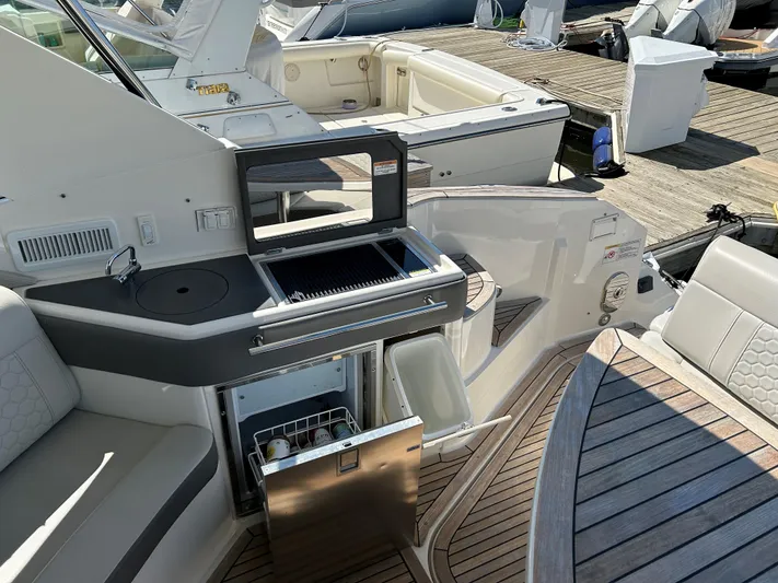  Yacht Photos Pics Sea Ray 320 DA 2021 boat interior with kitchenette and seating area.