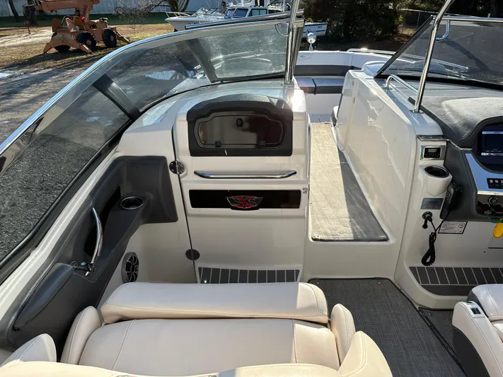  Yacht Photos Pics 2016 Chaparral 337SSX boat interior with seating and control panel.